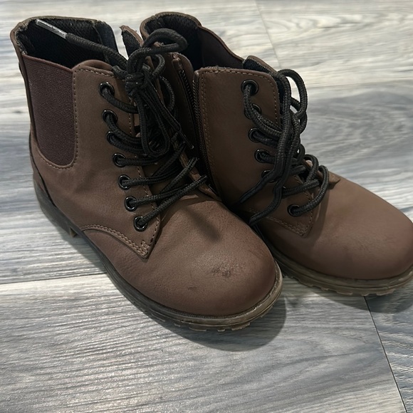 Toddler boy boots Children’s Place size 11 - Picture 1 of 5